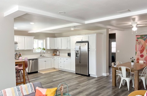 Riverside House | Cheery 3 Bed/2 bath House with lots of parking, 7 min to downtown!