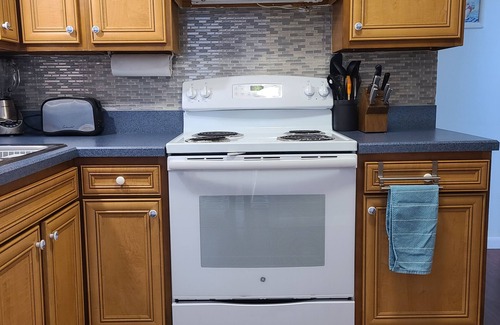 Little Salisbury Villa | Cheery & Cozy Beach Villa - Walk To Beach