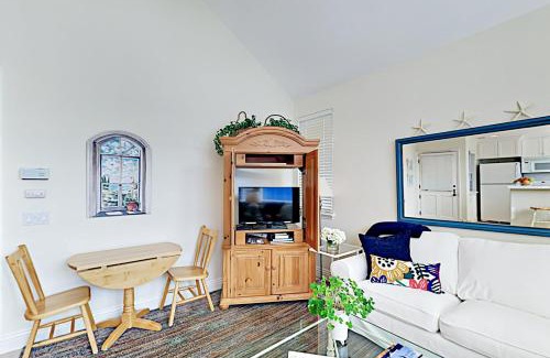 Balboa Island Apartment | Cheery Retreat