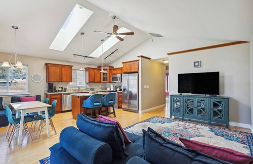 South Tacoma House | Cheery Tacoma Vacation Rental: 7 Mi to Owen Beach!