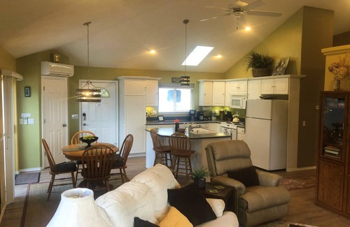 Newberg House | Chehalem Mountain Wine Cottage With Sweeping Views Of Wine Country