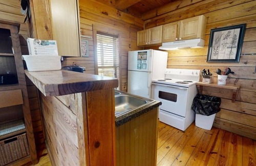 Townsend Cabin | Chelle's Sanctuary 2 Bedroom Cabin by RedAwning