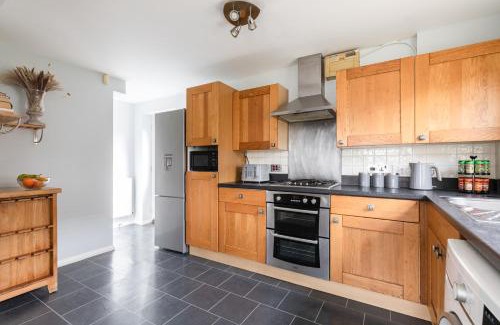 Great Baddow House | Chelmsford Reach 3 bed house near centre,free parking, Wi-Fi, table football
