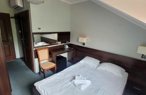 Piekoszow House | Chelosiowy Dworek