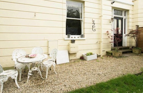 Cheltenham House | Cheltenham Cozy Retreat With 2 Bedrooms