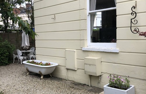 Cheltenham House | Cheltenham Cozy Retreat With 2 Bedrooms