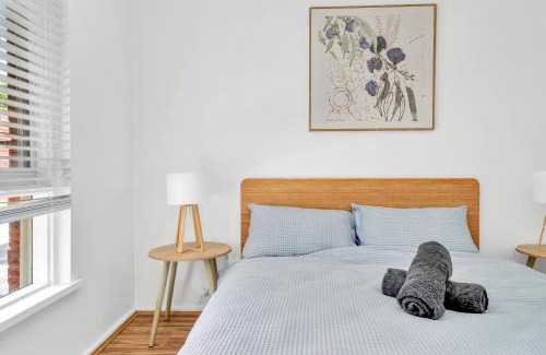 Cheltenham Apartment | Cheltenham Delight - Renovated Two Bedroom Unit