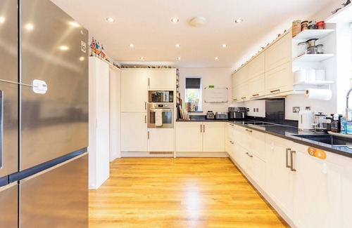 Cheltenham House | Cheltenham Gold Cup Stay – Two Parking Spaces & EV Charger!