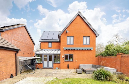 Cheltenham House | Cheltenham Gold Cup Stay – Two Parking Spaces & EV Charger!