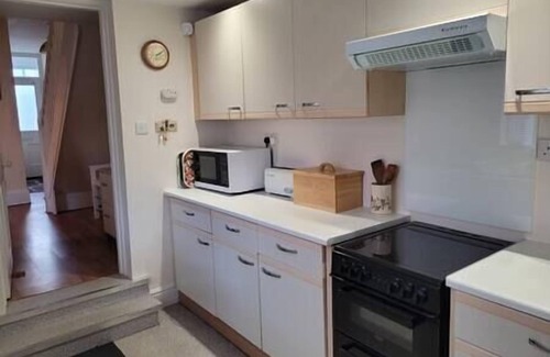 Cheltenham House | Cheltenham Home from Home, Sleeps 4, Sunny Garden