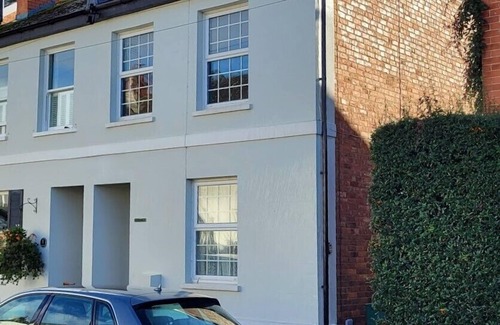 Cheltenham House | Cheltenham Home from Home, Sleeps 4, Sunny Garden