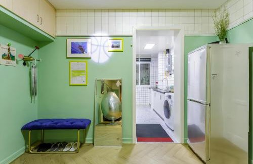 Chengdu City Centre Apartment | Chengdu city center Tianfu Square Kuanzhai Alley People's Park subway post-modern design 85 square meters 2 bedrooms 1 living room design B&B HD cinema family suite