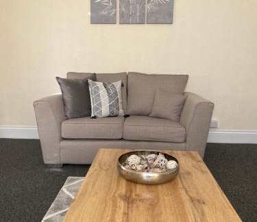Newport House | Chepstow House (5 BR with FREE on-steet parking)