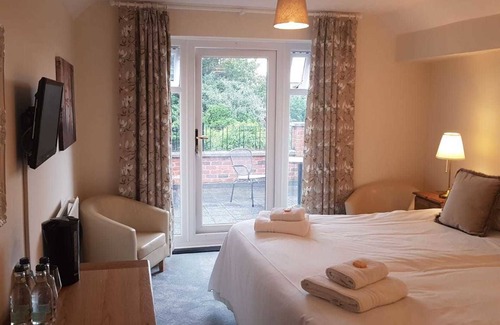 Fladbury Bed & Breakfast | Chequers Inn