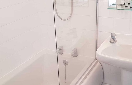Fladbury Bed & Breakfast | Chequers Inn