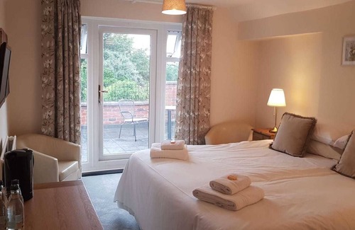 Fladbury Bed & Breakfast | Chequers Inn