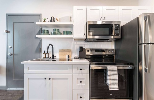 Macon Apartment | Cher + Etta Inspired Stay |Bold, Bright & Walkable