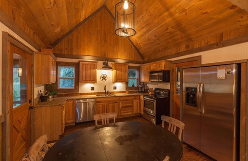Dial Cabin | Cherokee Sunrise~Rustic Modern Farmhouse~Large Pond to Fish~Outdoor Living Area