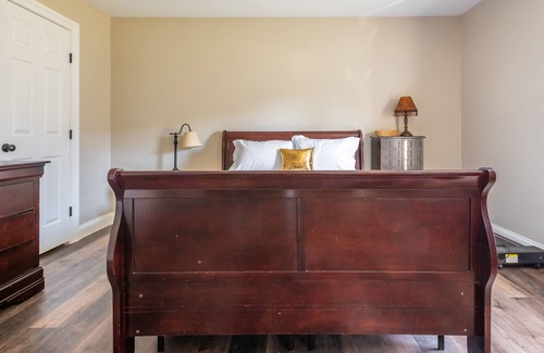 Annville House | Cherry Cottage - 15mins to Hershey Park - Firepit