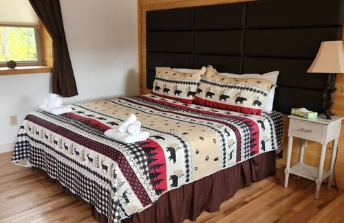 Bethlehem Resort | Cherry Lodge: Cozy King Room Escape