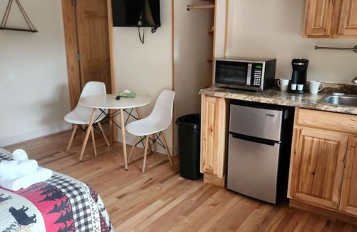 Bethlehem Resort | Cherry Lodge: Cozy King Room Escape