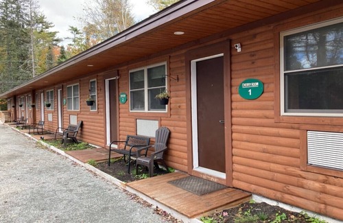 Bethlehem Resort | Cherry Lodge: Cozy King Room Retreat