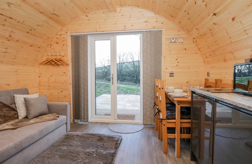 Newland Near Ulverston Cottage | CHERRY, pet friendly, character holiday cottage in Ulverston
