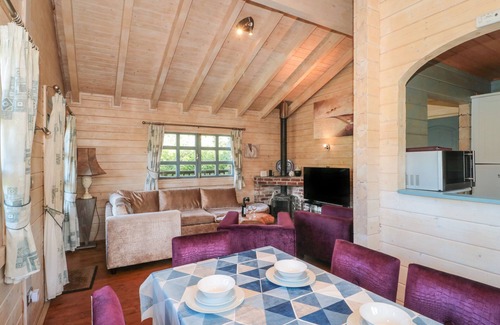 Swanage Cottage | CHERRY, pet friendly, with hot tub in Swanage
