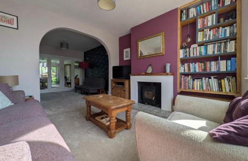 Hanham House | Cherry View House 3 Bed Garden Parking sleeps 8
