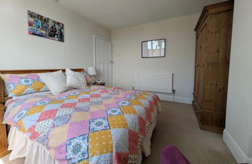Hanham House | Cherry View House 3 Bed Garden Parking sleeps 8