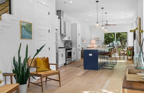 Cherrywood House | Cherrywood Home near UT - 3 BR | Private Backyard