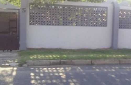 Greater Johannesburg Metropolitan Area House | Cheryl's Fortress