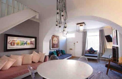 Hoole House | Chester/Hoole Contemporary Home. Sleeps 6 +Netflix