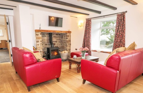 Eastgate Cottage | CHESTER HOUSE, pet friendly, with hot tub in Westgate