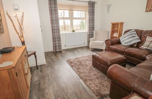 Longframlington House | CHESTNUT COTTAGE, pet friendly, with hot tub in Longframlington