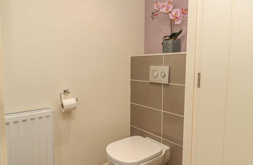 Longframlington House | CHESTNUT COTTAGE, pet friendly, with hot tub in Longframlington