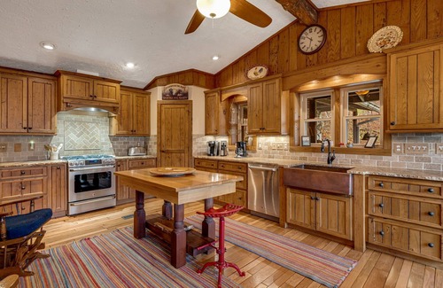 Canton Cabin | Chestnut House | Pet-Friendly Log Cabin w/Views & Fireplaces + Biltmore Pass