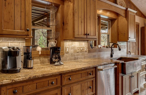 Canton Cabin | Chestnut House | Pet-Friendly Log Cabin w/Views & Fireplaces + Biltmore Pass