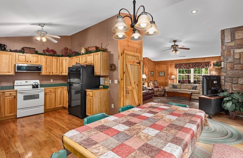 Weaverville Cabin | Chestnut Lodge, near Asheville, NC, sits in a quiet wooded area of Weaverville.