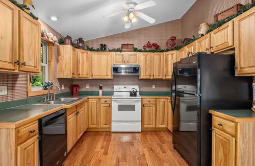 Weaverville Cabin | Chestnut Lodge, near Asheville, NC, sits in a quiet wooded area of Weaverville.