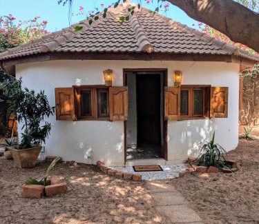 Mbour House | Chez Anaïs - Case indépendante dans un grand jardin avec piscine