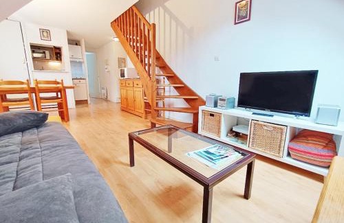 Bagneres-de-Luchon Apartment | Chez Charlotte, T3 duplex, vue montagne, parking gratuit, ascenseur, 4 personnes