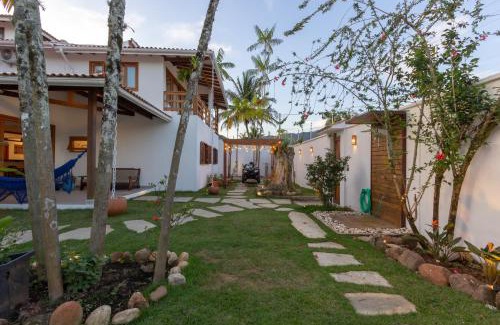Juquehy Villa | Chez Marguera em Juquehy - Luxo com muito espaço, conforto e lazer - incluso roupas de cama e banho, diarista, serviço praia, piscina aquecida, maquina gelo, cervejeira, karaoke - PET friendly
