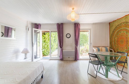 Pelissanne Apartment | Chez Patrick" flat with shared garden and Wi-Fi