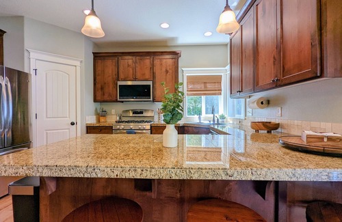 Newberg House | Chez Pinot Vino! A Great 3 bed/2.5 bath Family Home - Pet Friendly