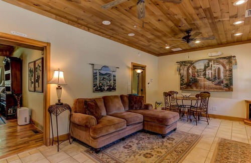 Wiley Cottage | Chianti Ste Vintners Cottage Cozy 3-Bedroom/3-Bath Ste nestled in the Mountains