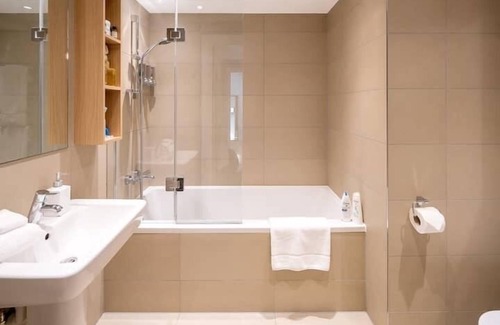 Portsoken Apartment | Chic 1 BD East London apartment w/ view of Shard