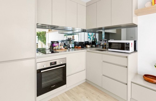 Rushcutters Bay Apartment | Chic 1-Bed with Patio & Pool in Rushcutters Bay