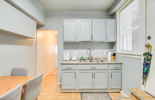 East Garfield Park Apartment | Chic 1-bedroom apartment in fantastic Chicago with WiFi, AC