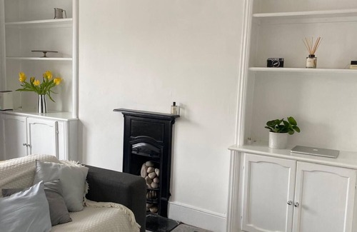 Parsons Green and Walham Apartment | Chic 1 bedroom apartment in brilliant Fulham with AC